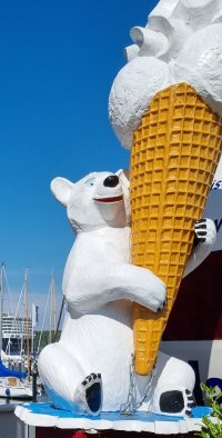 Foto: Papp-Eisbär mit Eiswaffel
